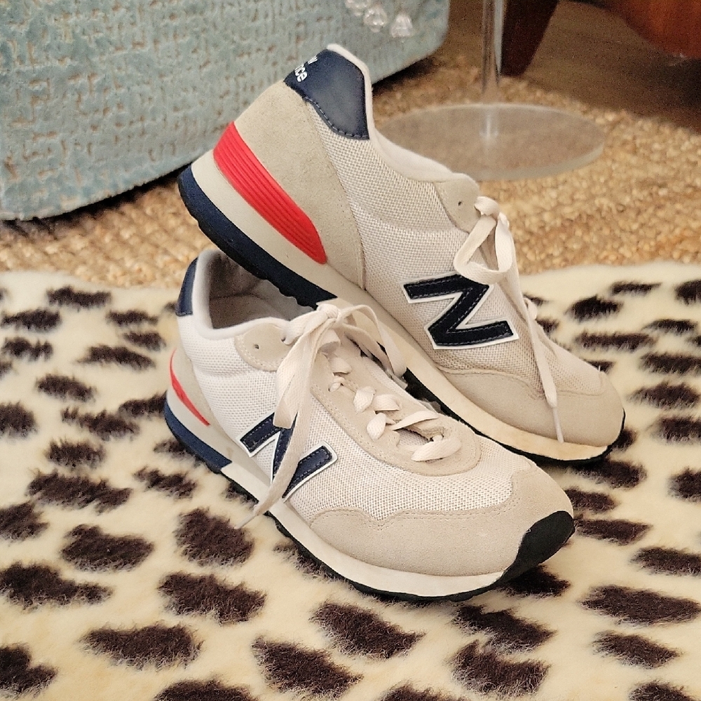 New Balance Men's White Beige Navy Sneakers with Red Accent / women’s size 9.5